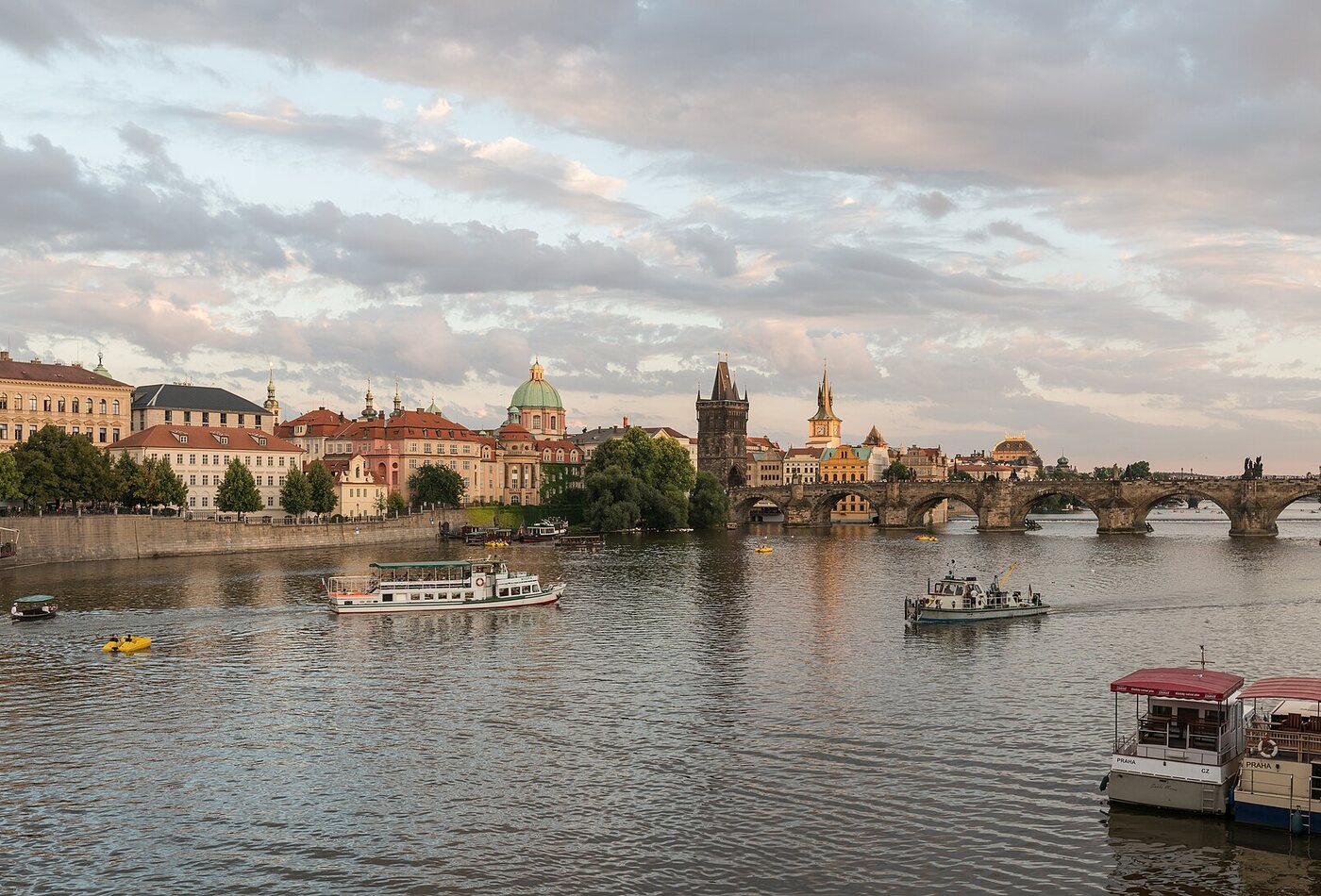 Prague аэропорт и old town entry Central Europe