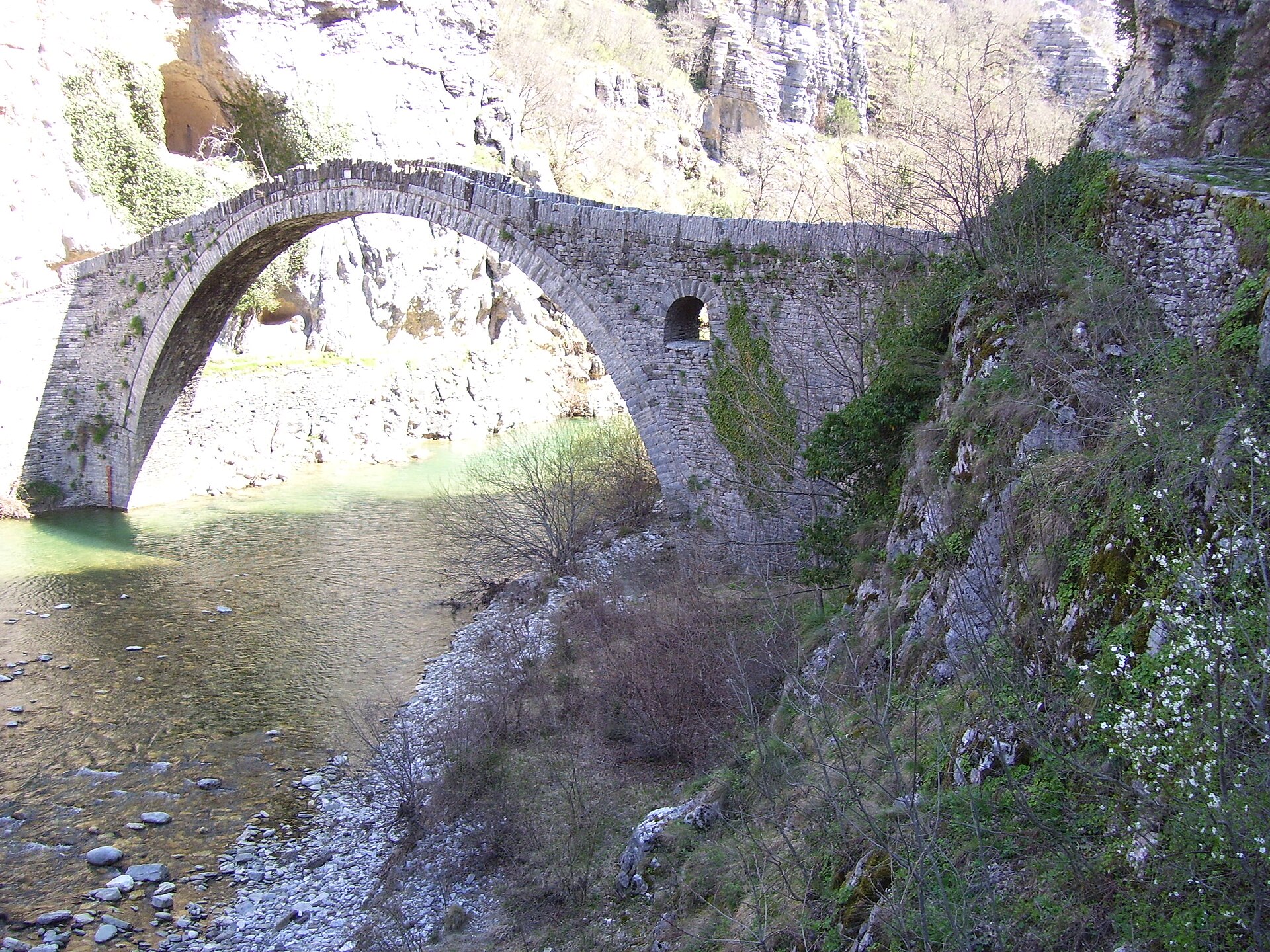 Zagori stone bridge и village зона