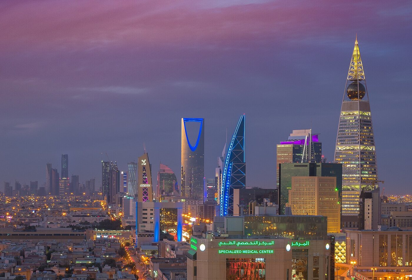 Riyadh skyline и Saudi рейс hub